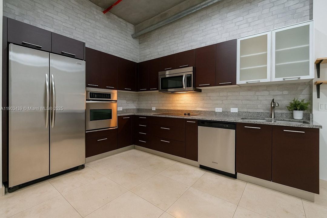 Active With Contract: $395,000 (2 beds, 2 baths, 816 Square Feet)