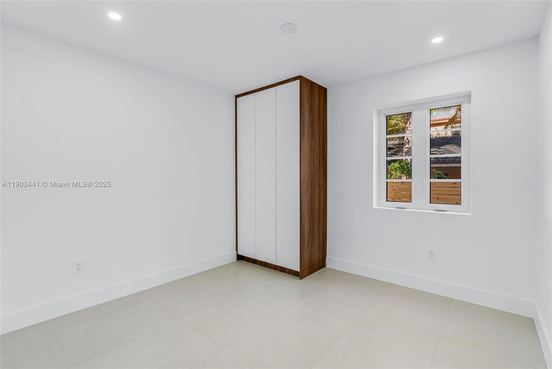 For Rent: $3,500 (2 beds, 2 baths, 990 Square Feet)