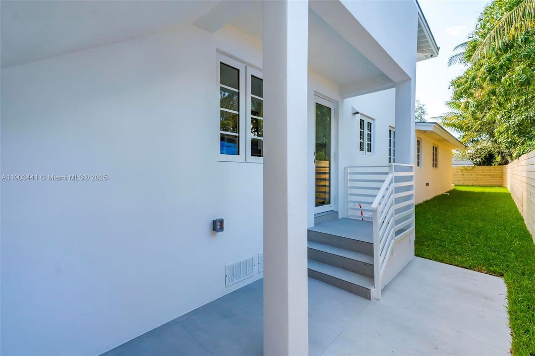 For Rent: $3,500 (2 beds, 2 baths, 990 Square Feet)