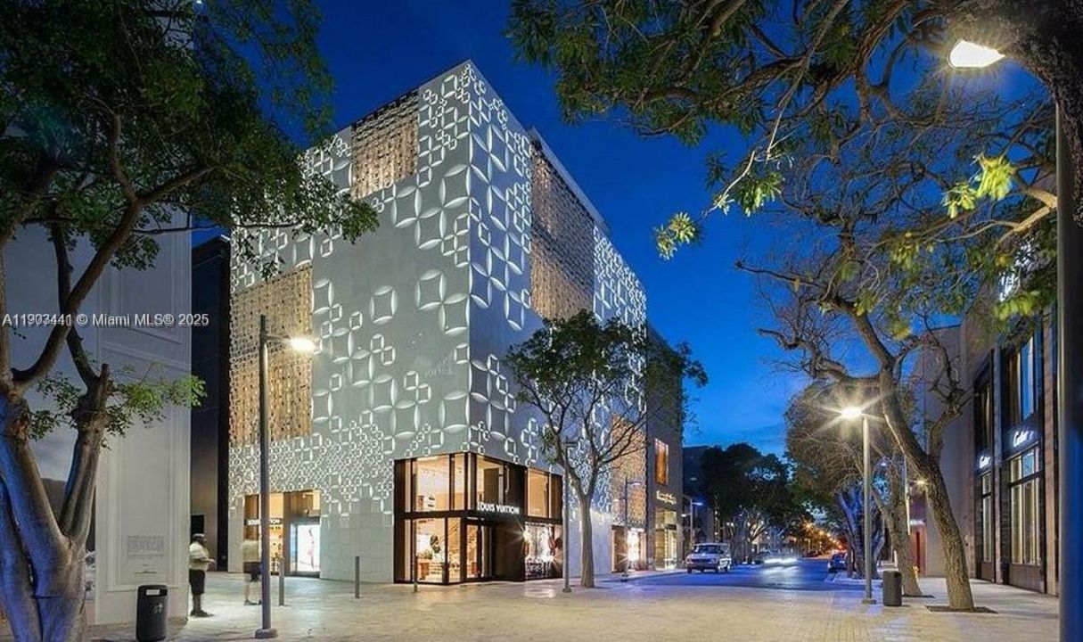 For Rent: $3,500 (2 beds, 2 baths, 990 Square Feet)