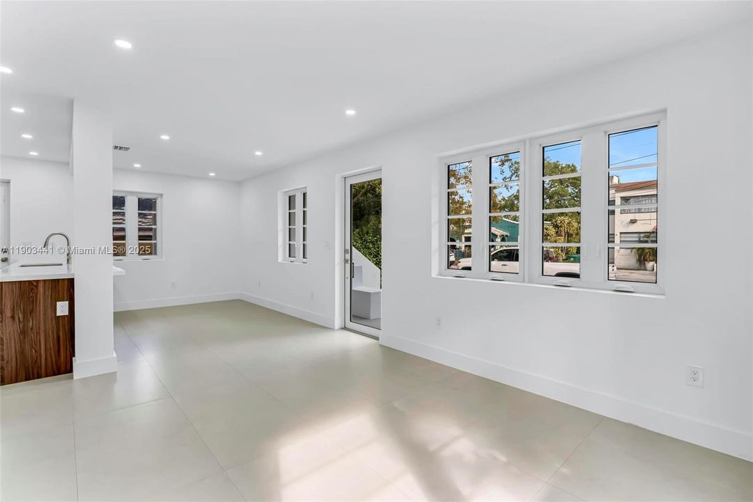 For Rent: $3,500 (2 beds, 2 baths, 990 Square Feet)