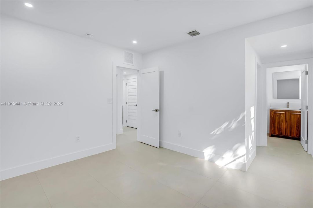 For Rent: $3,500 (2 beds, 2 baths, 990 Square Feet)