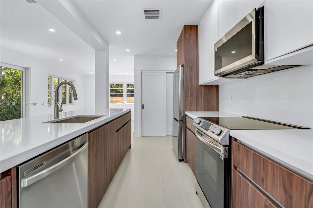 For Rent: $3,500 (2 beds, 2 baths, 990 Square Feet)