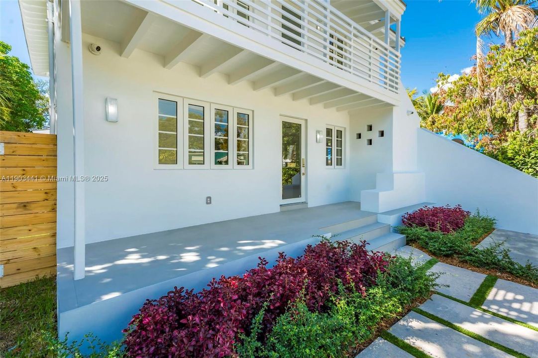 For Rent: $3,500 (2 beds, 2 baths, 990 Square Feet)