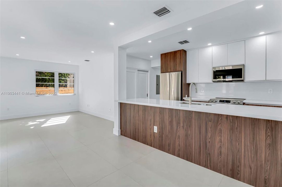 For Rent: $3,500 (2 beds, 2 baths, 990 Square Feet)