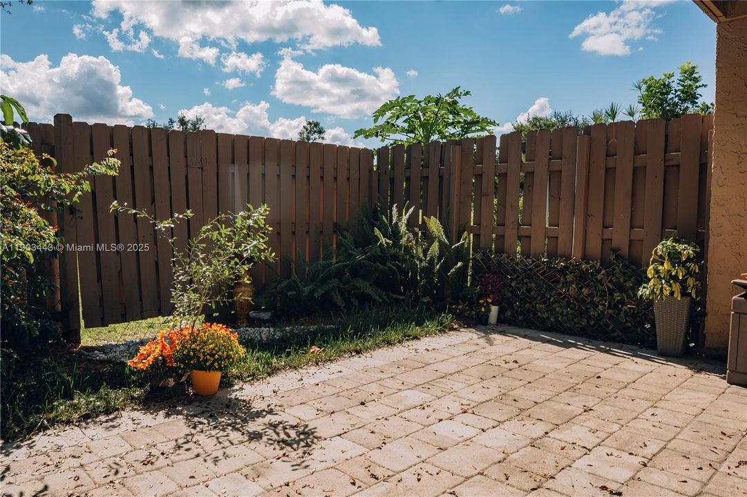 Activo con contrato: $330,000 (2 camas, 2 baños, 1230 Pies cuadrados)