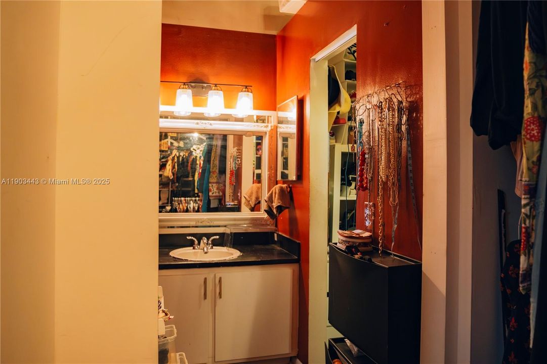 Activo con contrato: $330,000 (2 camas, 2 baños, 1230 Pies cuadrados)