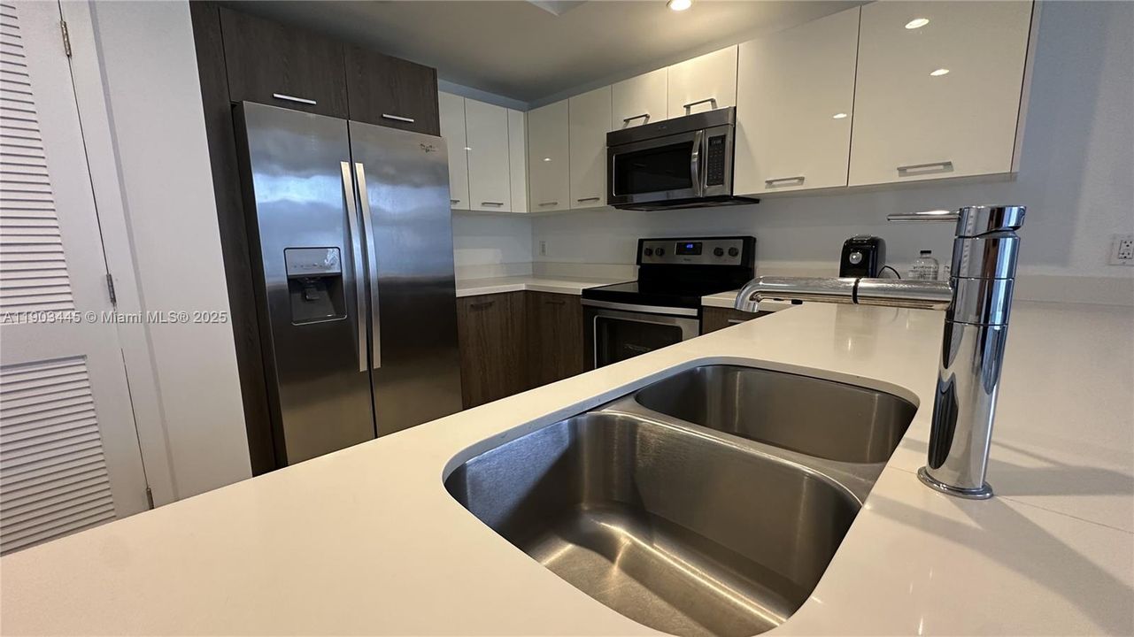 For Sale: $980,000 (2 beds, 2 baths, 1324 Square Feet)