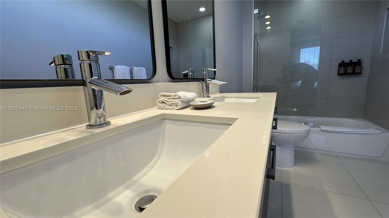 For Sale: $980,000 (2 beds, 2 baths, 1324 Square Feet)