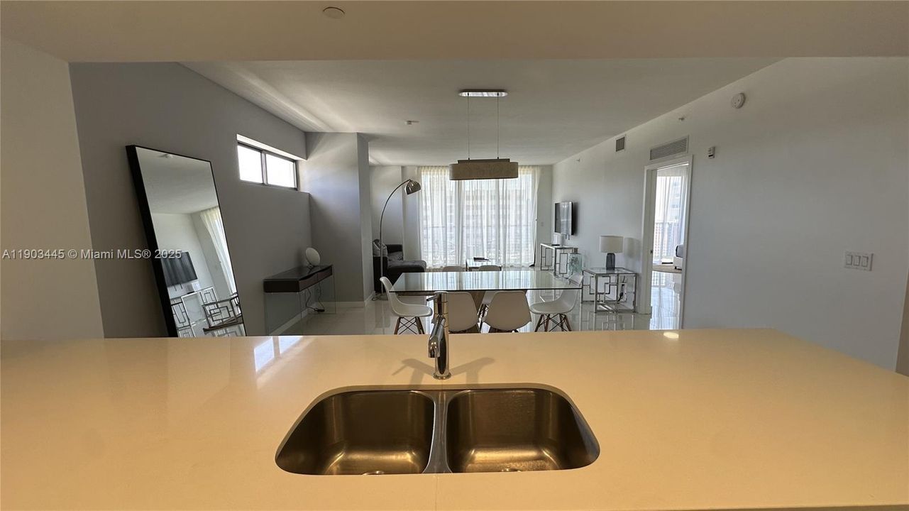 For Sale: $980,000 (2 beds, 2 baths, 1324 Square Feet)