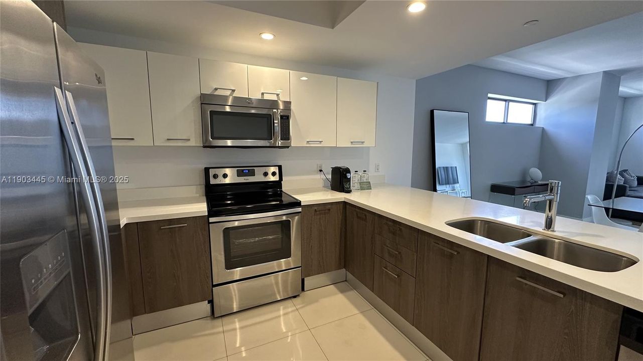 For Sale: $980,000 (2 beds, 2 baths, 1324 Square Feet)