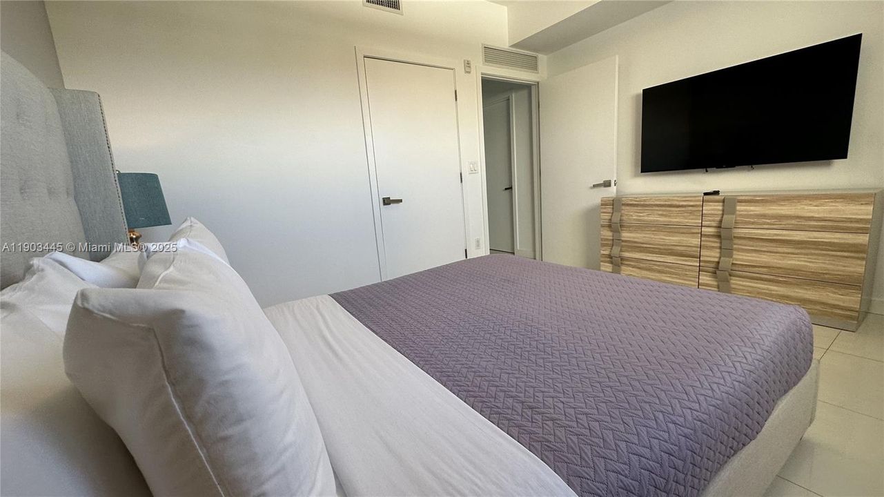 For Sale: $980,000 (2 beds, 2 baths, 1324 Square Feet)