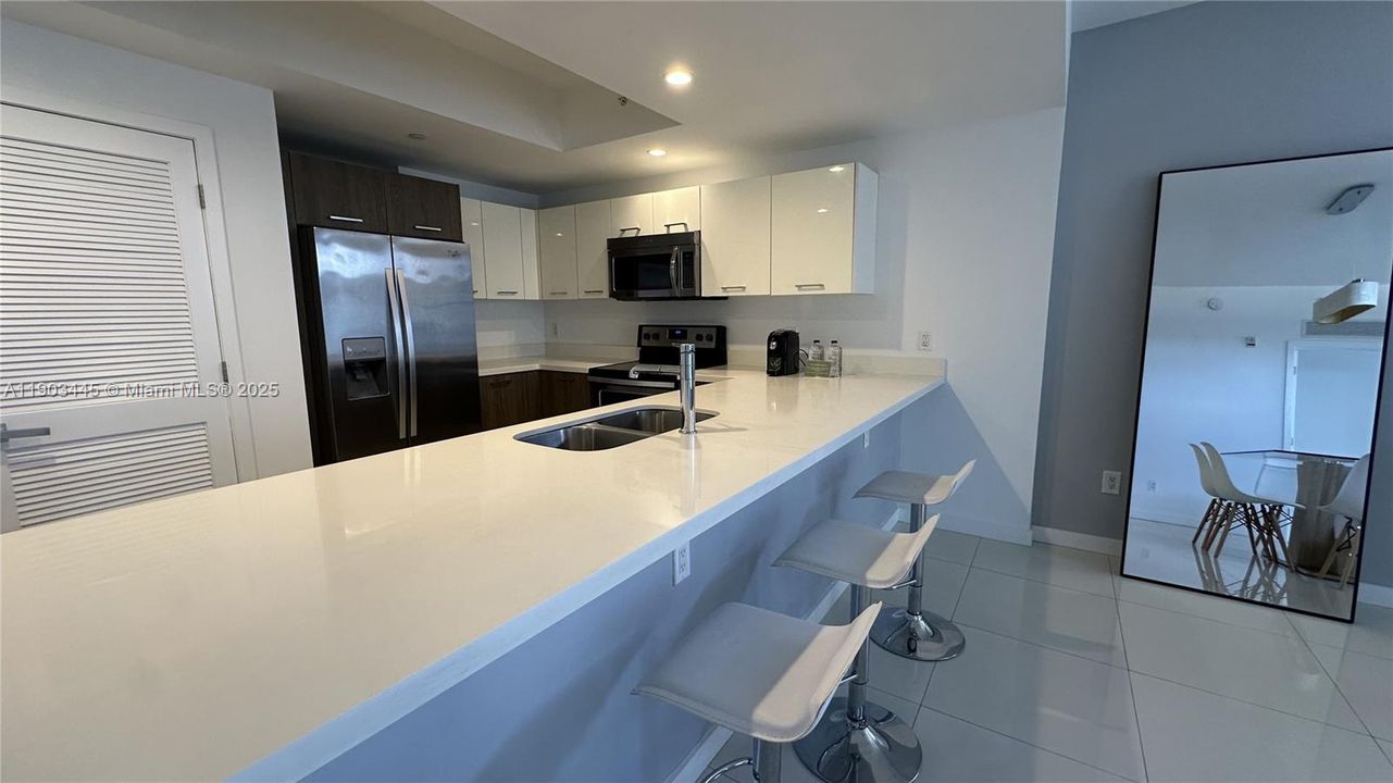 For Sale: $980,000 (2 beds, 2 baths, 1324 Square Feet)