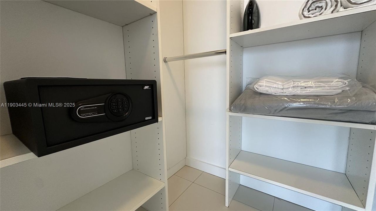 For Sale: $980,000 (2 beds, 2 baths, 1324 Square Feet)