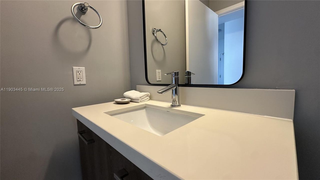 For Sale: $980,000 (2 beds, 2 baths, 1324 Square Feet)