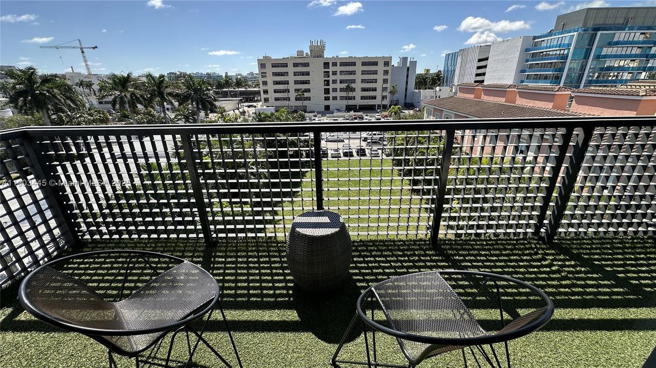 For Sale: $980,000 (2 beds, 2 baths, 1324 Square Feet)