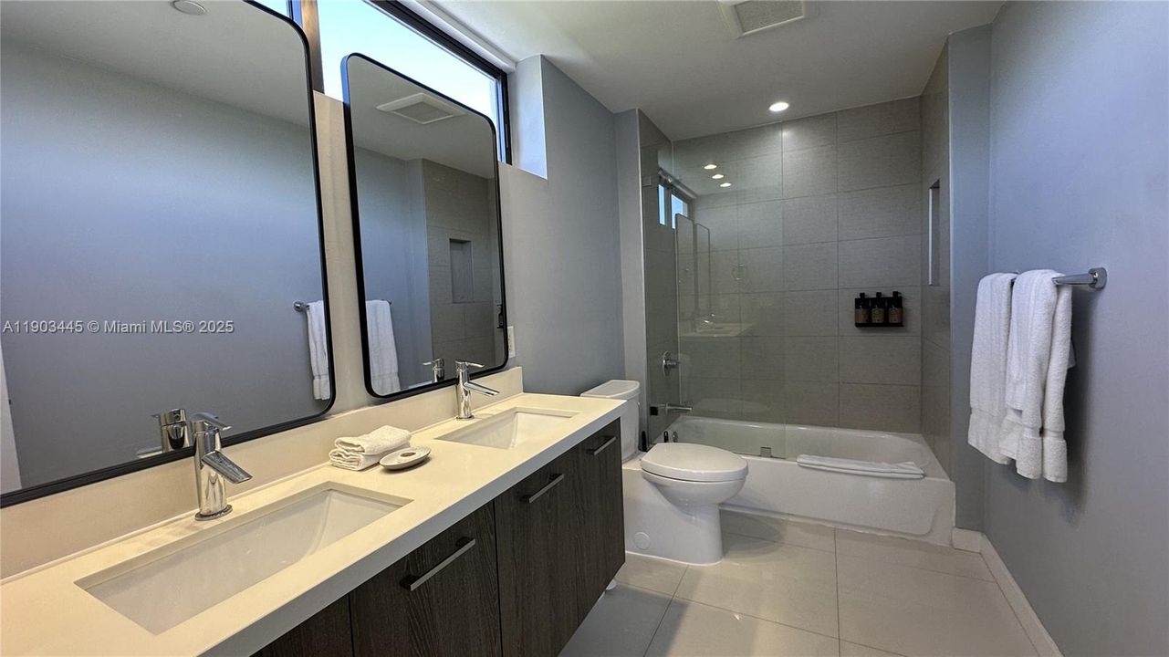 For Sale: $980,000 (2 beds, 2 baths, 1324 Square Feet)