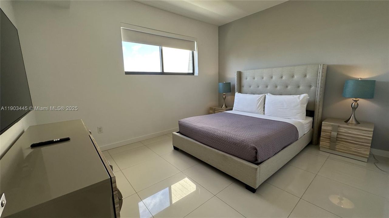 For Sale: $980,000 (2 beds, 2 baths, 1324 Square Feet)