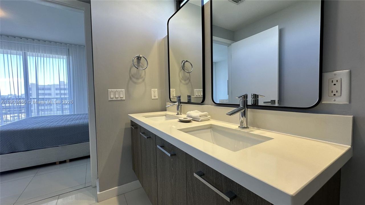 For Sale: $980,000 (2 beds, 2 baths, 1324 Square Feet)