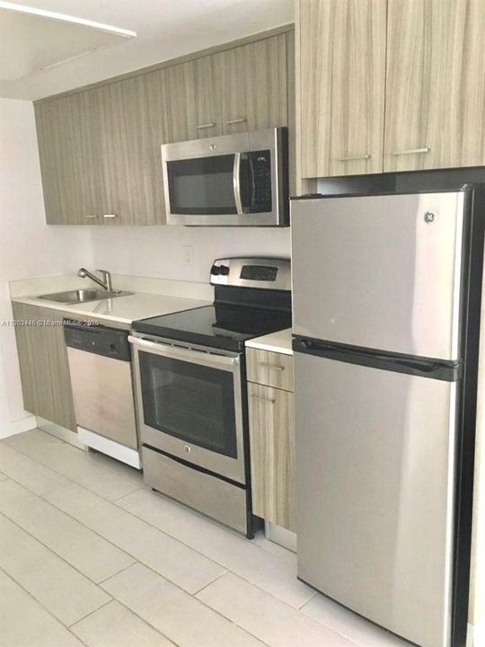 For Rent: $1,950 (1 beds, 1 baths, 426 Square Feet)
