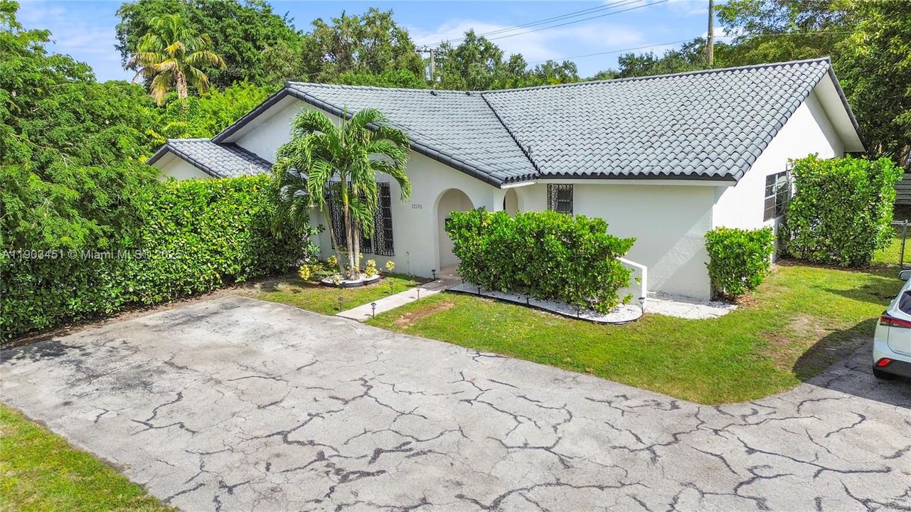 Recently Rented: $4,200 (4 beds, 2 baths, 3329 Square Feet)