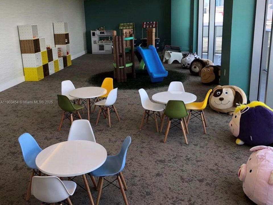 Recently Rented: $3,350 (1 beds, 1 baths, 766 Square Feet)