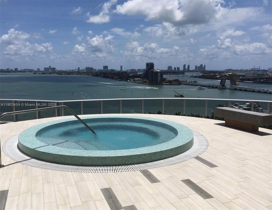 Recently Rented: $3,350 (1 beds, 1 baths, 766 Square Feet)