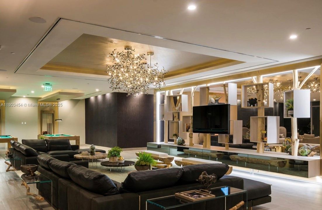 Recently Rented: $3,350 (1 beds, 1 baths, 766 Square Feet)