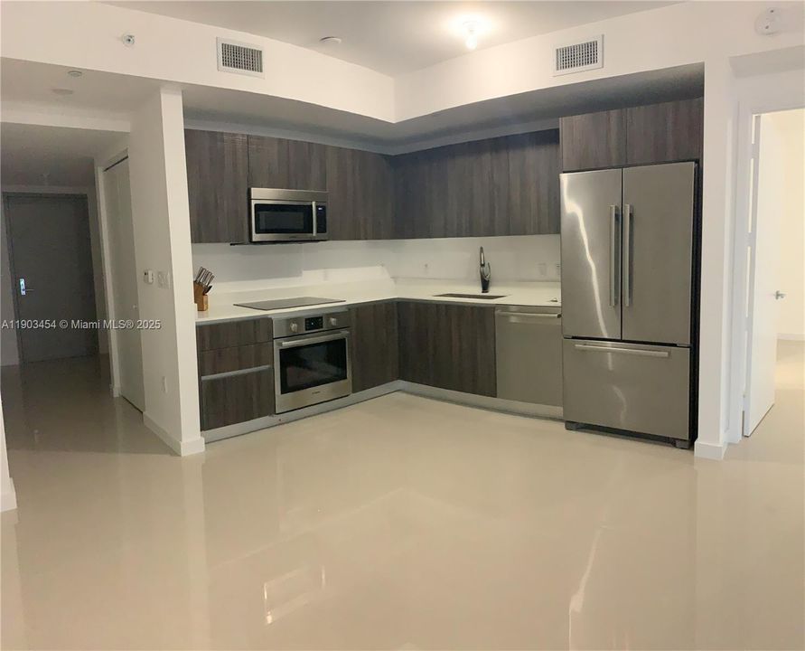 Recently Rented: $3,350 (1 beds, 1 baths, 766 Square Feet)