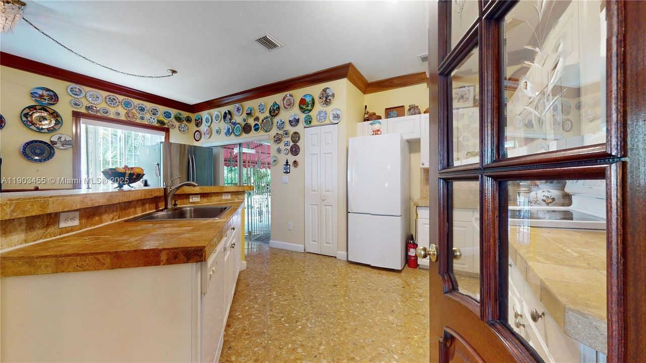 For Sale: $700,000 (5 beds, 3 baths, 2862 Square Feet)