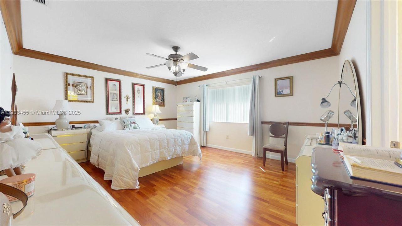 For Sale: $700,000 (5 beds, 3 baths, 2862 Square Feet)