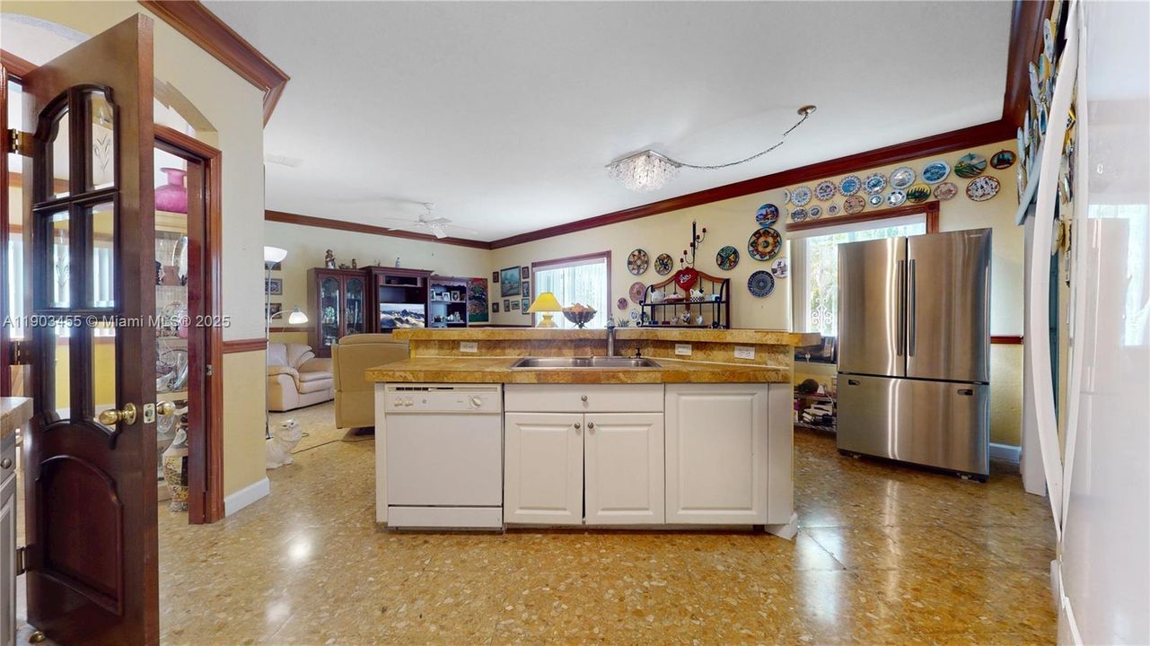 For Sale: $700,000 (5 beds, 3 baths, 2862 Square Feet)