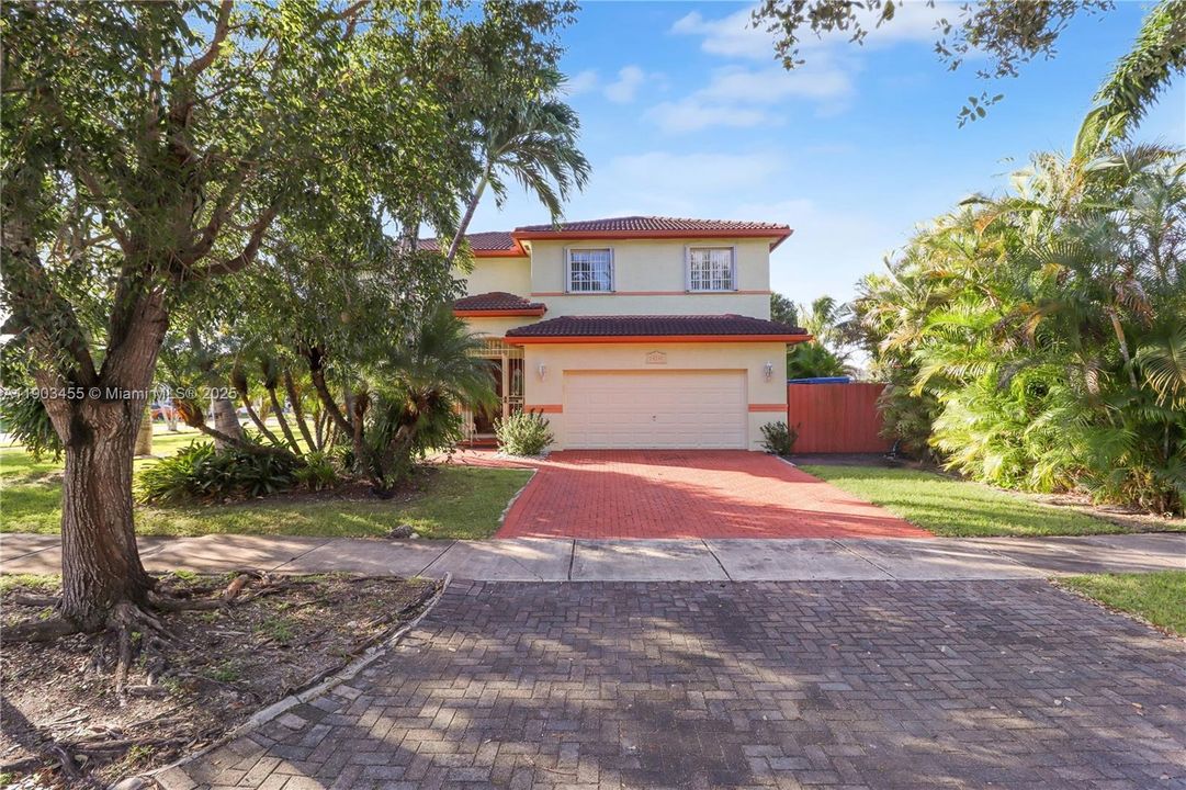 For Sale: $700,000 (5 beds, 3 baths, 2862 Square Feet)