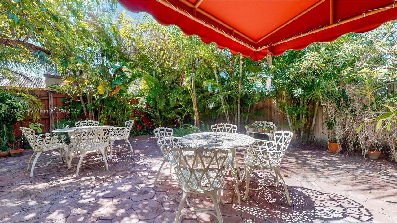 For Sale: $700,000 (5 beds, 3 baths, 2862 Square Feet)