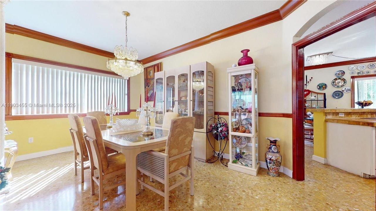 For Sale: $700,000 (5 beds, 3 baths, 2862 Square Feet)