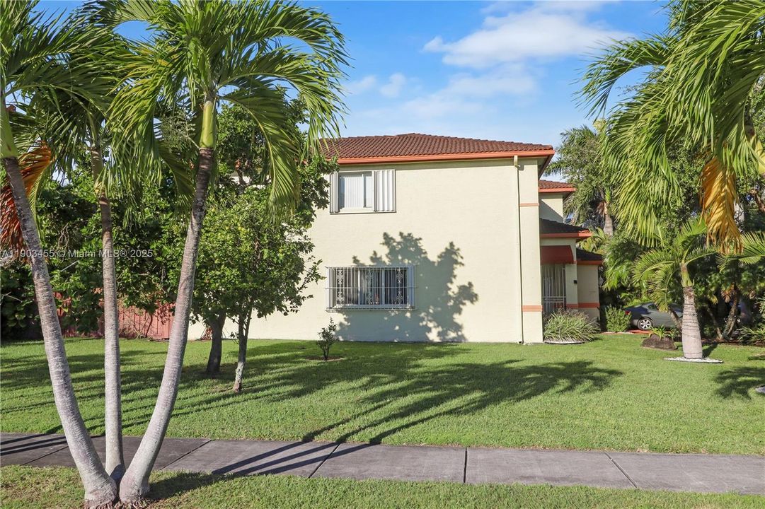 For Sale: $700,000 (5 beds, 3 baths, 2862 Square Feet)