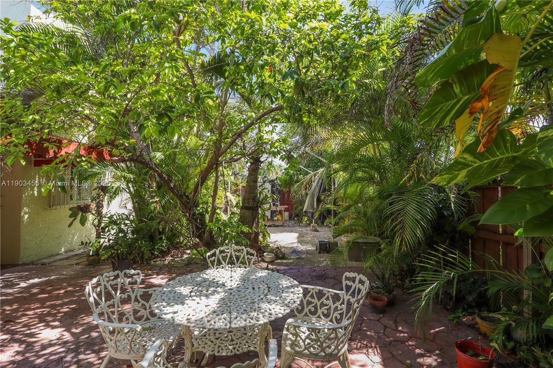 For Sale: $700,000 (5 beds, 3 baths, 2862 Square Feet)