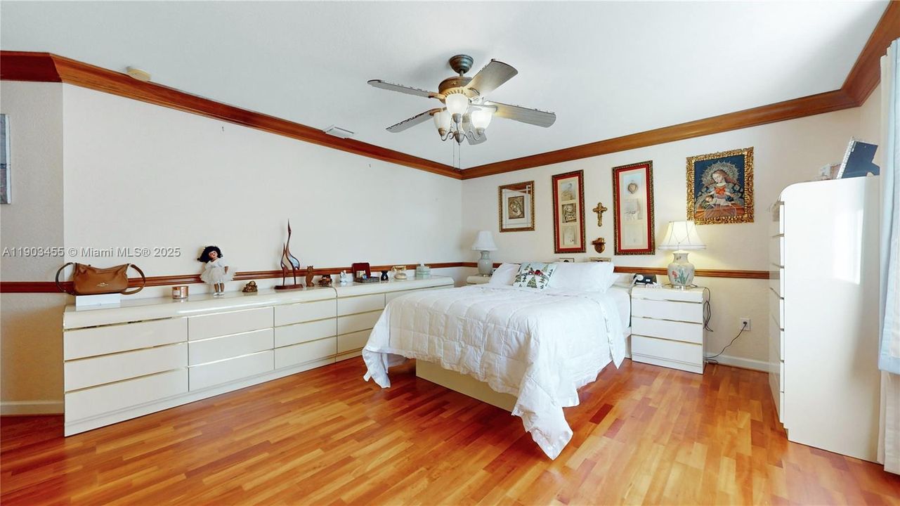 For Sale: $700,000 (5 beds, 3 baths, 2862 Square Feet)