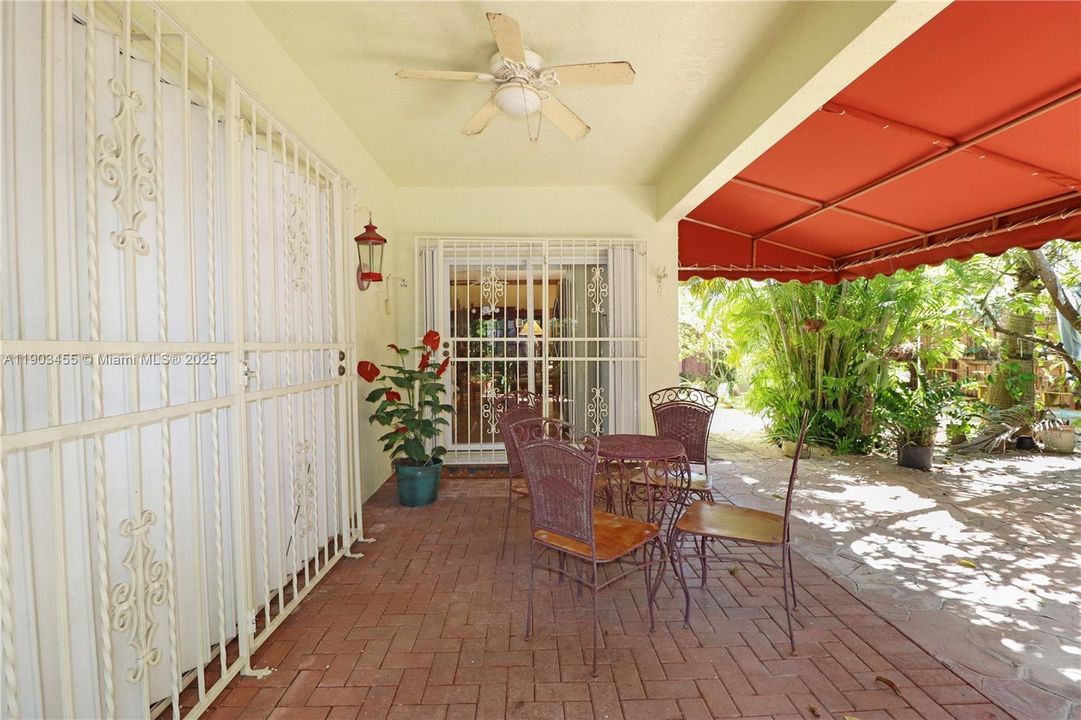 For Sale: $700,000 (5 beds, 3 baths, 2862 Square Feet)