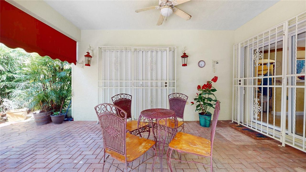 For Sale: $700,000 (5 beds, 3 baths, 2862 Square Feet)