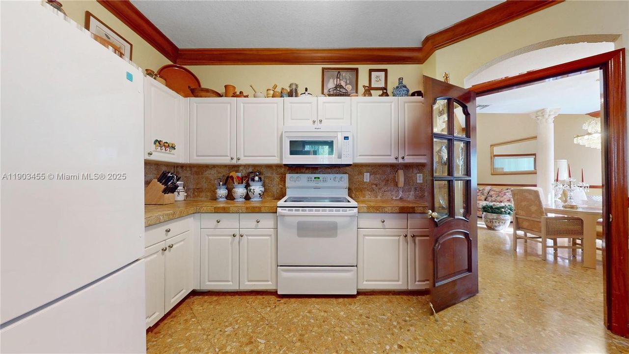 For Sale: $700,000 (5 beds, 3 baths, 2862 Square Feet)