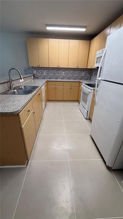 For Sale: $305,000 (2 beds, 2 baths, 1139 Square Feet)