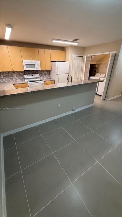 For Sale: $305,000 (2 beds, 2 baths, 1139 Square Feet)