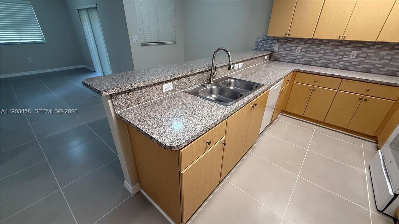 For Sale: $305,000 (2 beds, 2 baths, 1139 Square Feet)