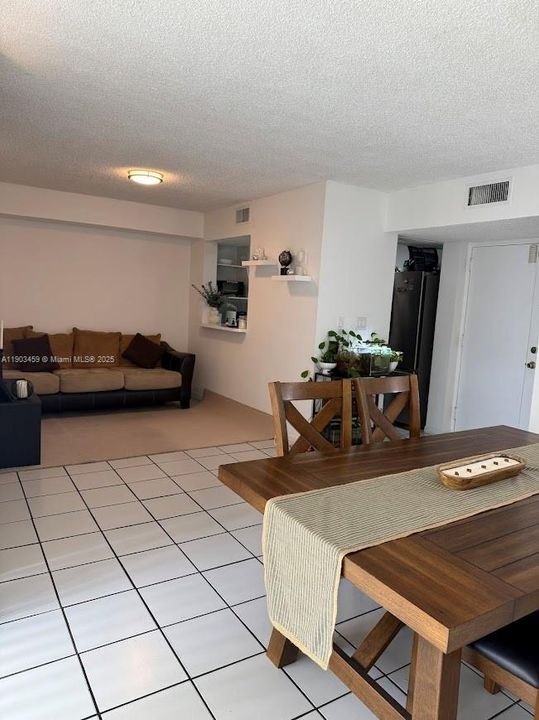 For Rent: $2,290 (2 beds, 2 baths, 898 Square Feet)