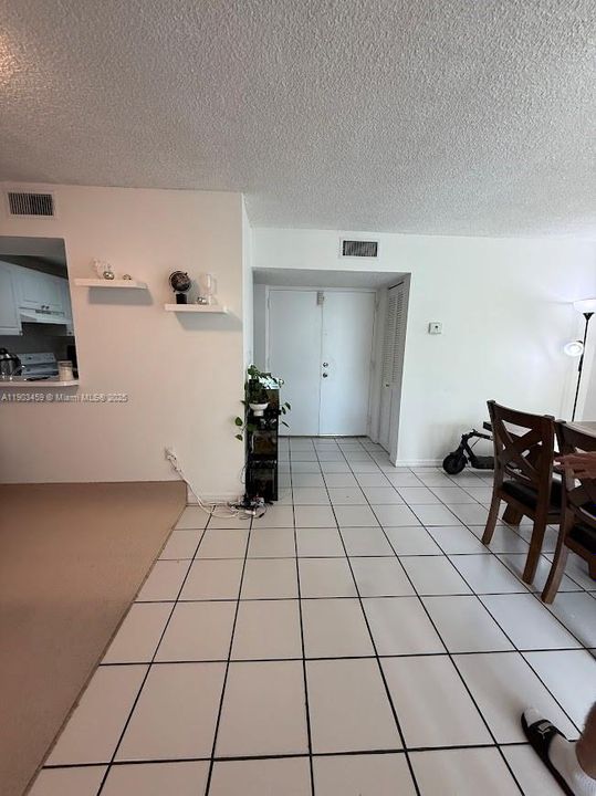 For Rent: $2,290 (2 beds, 2 baths, 898 Square Feet)