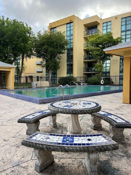 For Rent: $2,290 (2 beds, 2 baths, 898 Square Feet)