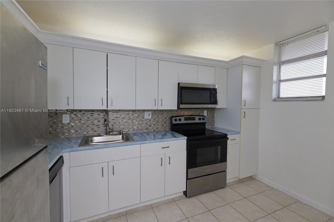 For Sale: $225,000 (1 beds, 1 baths, 792 Square Feet)