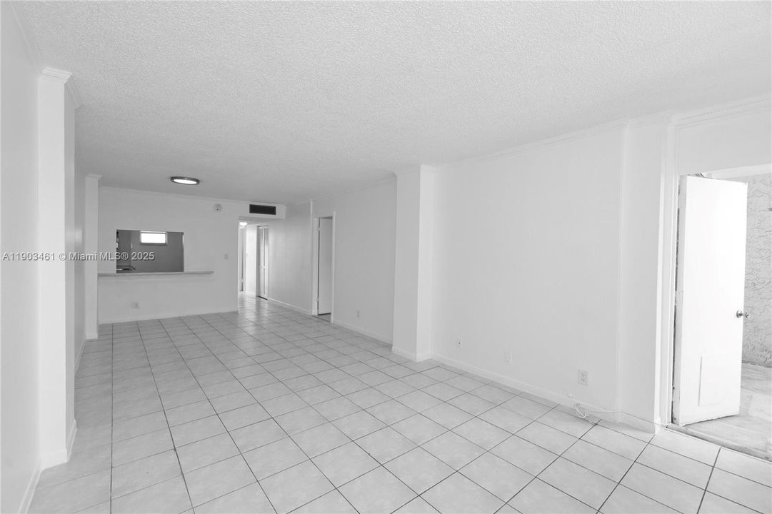 For Sale: $225,000 (1 beds, 1 baths, 792 Square Feet)