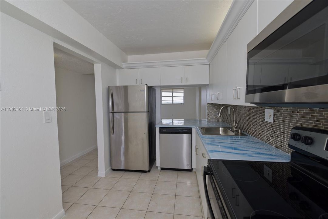 For Sale: $225,000 (1 beds, 1 baths, 792 Square Feet)